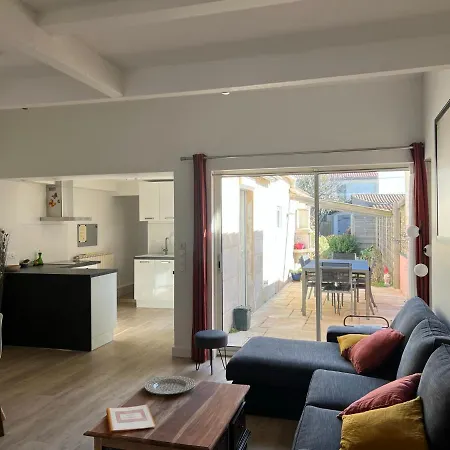 Hébergement de vacances Maison Avec Jardin Et Garage Rochefort
