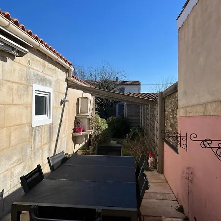 Maison Avec Jardin Et Garage Hébergement de vacances Rochefort